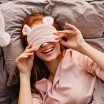 آیا خوابیدن با سوتین ضرر دارد؟ حقایق علمی که هر زنی باید بداند (بررسی تخصصی 2024)