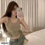 مدل با کراپ کبریتی کاپدار بغل گتر دار رنگ سبز هنگام عکاسی در اینه