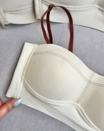 نیمتنه دکلته کمی تغییر رنگ داده است