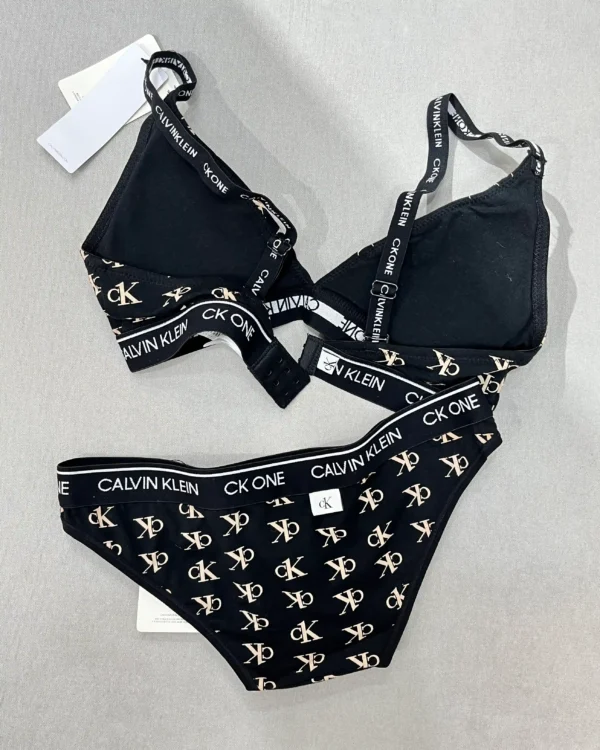 نمای پشت ست شورت و سوتین Calvin klein
