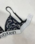 نمای نزدیک شورت و سوتین Calvin klein